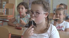 Děti by při výuce měly lízat zmrzlinu nebo hníst těsto, myslí si britští vědci