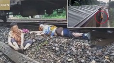 Průvodčí vyskočil z vlaku, aby zachránil ženu. Skončilo to zle