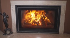 Popel z kamen už letos způsobil několik požárů. Chladne až 3 dny, varují hasiči