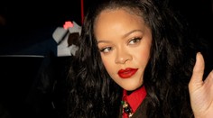 Rihanna překvapila. Měsíce skrývala další těhotenství, odhalila ho svým outfitem
