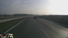 Špatně zapřažený vozík a na něm auto. To nemůže dopadnout dobře