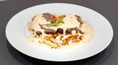 Zlatá labuť u sporáku: Recept na hovězí roštěnou podle Oldřicha Nového