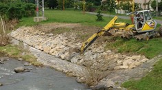 Muž si chtěl užít vodní radovánky ve Svratce. Z koryta řeky ho vytahoval bagr