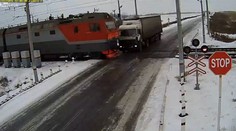 Děsivá nehoda: Kamion sešrotovaly dva vlaky! VIDEO