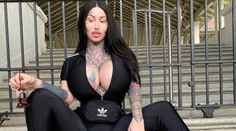 "Už si nepřipadám jako člověk!" Žena tvrdí, že ji z letadla vyhodili kvůli velkému poprsí