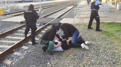 Muž nechtěl do vězení, takhle si ho podali policisté!