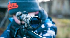 Trolejbus v Jirkově zasáhla střelba! Útočník trefil čelní sklo