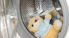 Tříletá holčička přišla o život. Rodiče ji našli uvězněnou v pračce