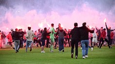Policejní kamera ukazuje rozzuřené slávisty, několikrát fyzicky atakovali brankáře Sparty