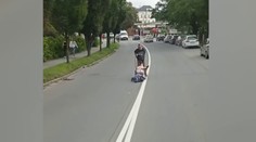 Muž naložil opilou partnerku na káru a vezl ji po silnici. Blokovali dopravu