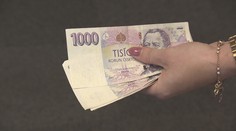 Místo šetření lidé jezdí na dovolené. Ekonomové řekli, co si o tom myslí