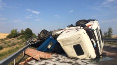 D11 blokoval převrácený kamion, kolona měla až 13 kilometrů!