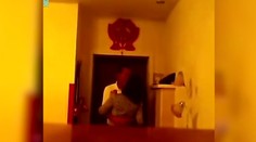 Nevypnul kameru, omylem natočil manželku při sexu s kamarádem