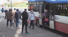 V autobusu nemá člověk ani metr místa, v obchodě jich musí mít 15! VIDEO