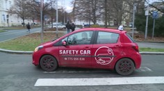 Noví řidiči budou smět za volant hned po zkoušce. Policie je zkontroluje on-line