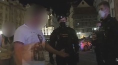 Muž zaparkoval auto pod pražským orlojem, pak se chtěl prát s policisty