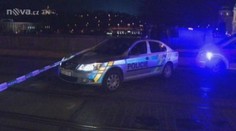 Žena sražená v Praze autem z mostu zemřela. Tělo muže se nenašlo