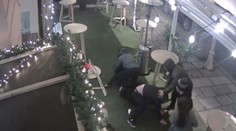Rváče už policie zadržela, hledá ale další svědky bitky na náměstí