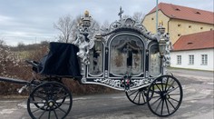 Rodina se rozloučila s Olgou Kočkovou. Kočár s koňmi odvezl její rakev na hřbitov