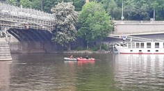 Muž skočil v Praze z mostu do Vltavy, potápěči ho našli na dně mrtvého