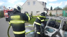 Zlitý mladík ukradl mámino auto, po bouračce začalo hořet