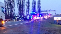 Při srážce dvou aut se zranilo pět lidí včetně dětí. Jedno je v kritickém stavu