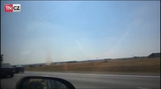 "Tornádo" pustošilo pole u Prahy. Sledujte, co natočil čtenář TN.cz