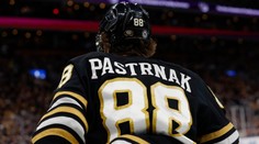 David Pastrňák dvakrát asistoval, Mrázek dostal pět gólů