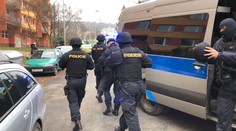 Policisté zneškodnili muže, který v Praze hrozil odpálením bomby