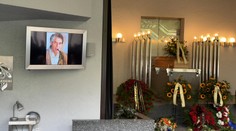 Utajený pohřeb Laufera: Zdeňka Trošku ovládly emoce, na konci zazněl potlesk