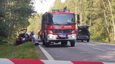 Do autobusu plného dětí napálila škodovka! 1 mrtvý, 11 zraněných