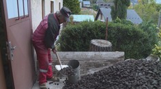 Lidé vzali uhlí na zatápění útokem. Nejsou ale vagóny na jeho rozvoz
