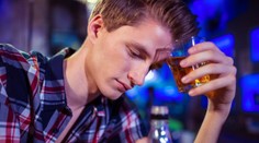 Muž řádil v baru. Upíjel lidem pití, kousl barmana, zmlátil vyhazovače
