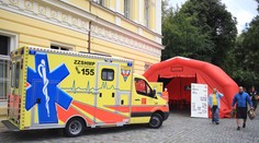 Muž vypadl z okna domu! Vážným zraněním na místě podlehl