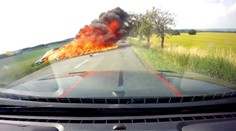 Děsivé video jako varování: Motorka při nehodě zapálila auto s malým dítětem