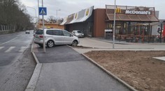 Problémy u rychlého občerstvení ve Slaném. Řidiči si pletou přechod s vjezdem