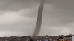 Hrůzně vypadající tornádo se prohnalo městem. Muž ho zachytil na video