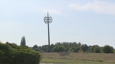 Rekonstrukce hradeckého fotbalového stadionu: K zemi jdou poslední věže s reflektory
