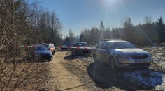 Policisté vyšetřují vraždy dvou žen. Tělo jedné z nich našli na lesní cestě