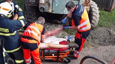 Muže z Přerovska uvěznil po kyčel stroj na brambory, vytáhli ho hasiči