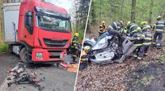 Kamion u Říčan sešrotoval osobní auto. Řidiče museli vyprošťovat hasiči