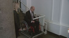 Premiér Bohuslav Sobotka invalidou! Takhle si na vozíku vede