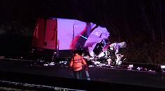 Srážka kamionu s dodávkou uzavřela na půlku noci dálnici D11