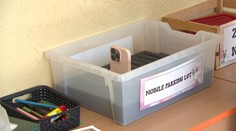 Zákaz mobilů ve škole známky nezlepší, ukázal výzkum. Stát ho prosazuje dál