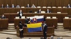 Potyčka ve slovenském parlamentu. Poslanci se rvali kvůli vlajce Ukrajiny