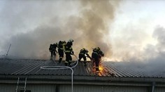 Na Pardubicku hořela hala plná kuřat. Zasahovalo osm jednotek hasičů
