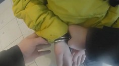 Žena se pokusila vykrást dva obchody v jeden den. Ostrahu ohrožovala nožem