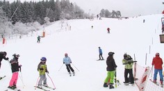 Velké skiareály zahajují sezónu, rozjede se ale jen část sjezdovek