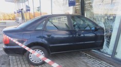 Kuriózní nehoda v Českých Budějovicích. Řidička projela výlohou obchodu