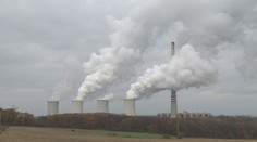 Elektrárna hrozí omezením provozu. V Evropě je ale elektřiny málo